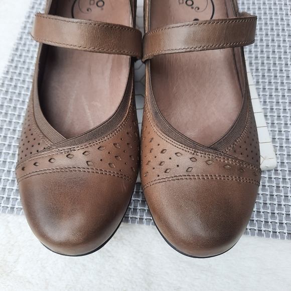 Abeo Noelle Comfort Pumps Perforated Cap Toe Mary Jane 7 Narrow Tan Leather Fall - Picture 3 of 12